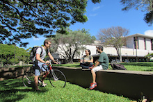 CTAHR students outside Hamilton Library